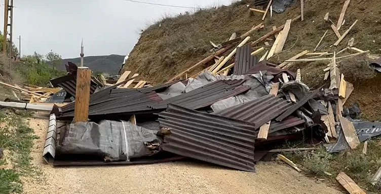 Türkiye kuvvetli yağış ve fırtınaya teslim oldu! Çatılar uçtu, ağaçlar devrildi, araçlar zarar gördü