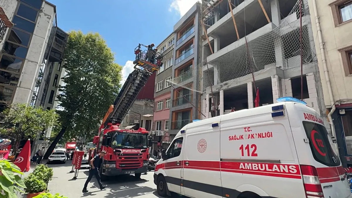 Beyoğlu’nda bina çatısında çıplak turist alarmı: İntihar sandılar gerçek başka çıktı! Beyoğlu’nda bina çatısında çıplak turist alarmı: İntihar sandılar gerçek başka çıktı!