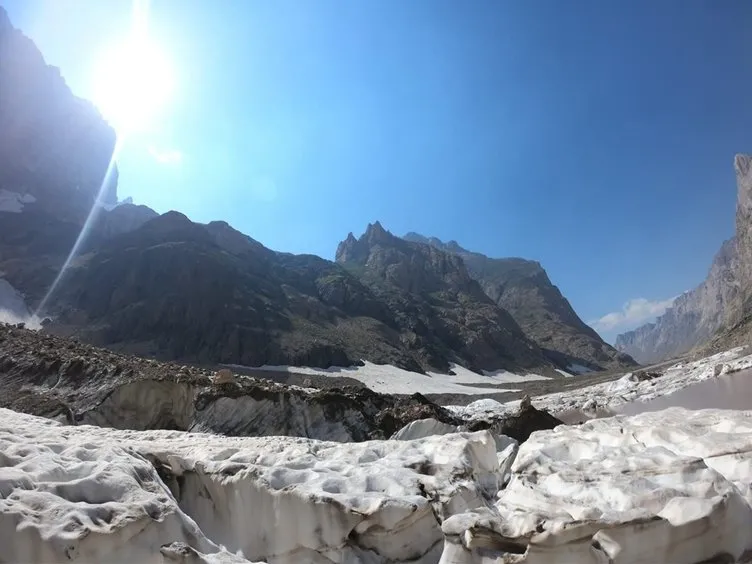 Hakkari’de 20 bin yıllık Cilo buzları eriyor