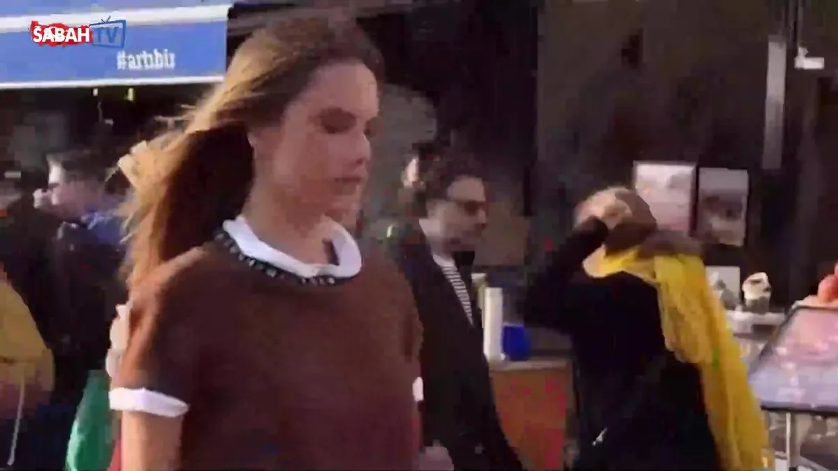 İstanbul’a hayran kaldı! Alessandra Ambrosio Karaköy sokaklarını gezdi! videosunu izle İstanbul’a hayran kaldı! Alessandra Ambrosio Karaköy sokaklarını gezdi! videosunu izle