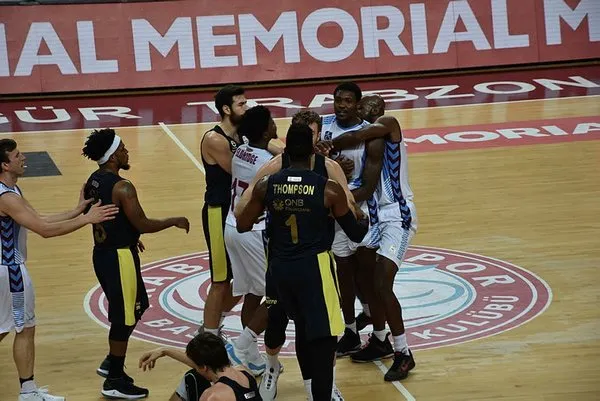 Trabzonspor - Fenerbahçe Doğuş maçında olay