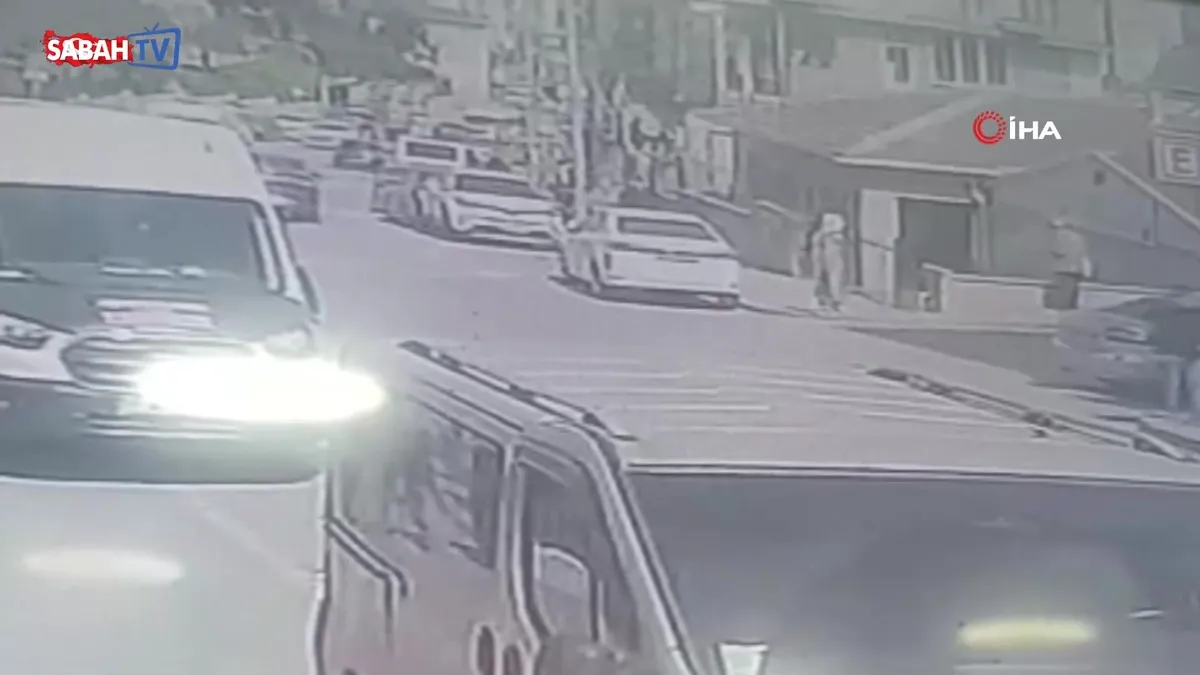 Arnavutköy’de bisikletli çocuklar, yolun karşısına geçmeye çalışan kadına böyle çarptı | Video videosunu izle Arnavutköy’de bisikletli çocuklar, yolun karşısına geçmeye çalışan kadına böyle çarptı | Video videosunu izle