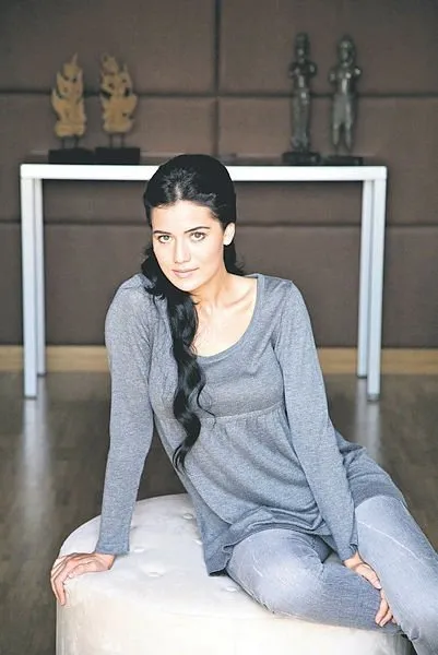 Ünlü oyuncu Burcu Binici verdiği cesur pozlarla olay yarattı! İşte Burcu Binici'nin dudak uçuklatan değişimi...