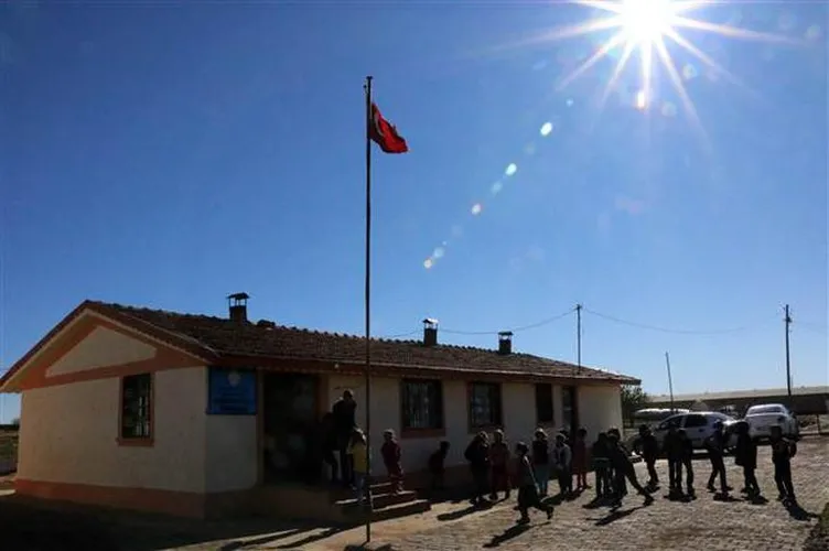 Necmettin öğretmen için tahtaya bu yazıyı yazdılar