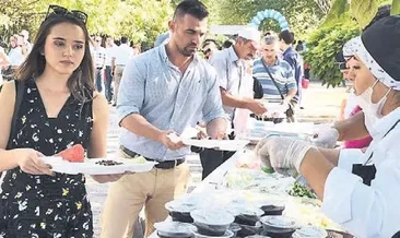 Havuz başında geleneksel pilav günü