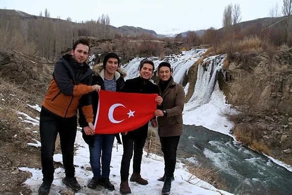 Muradiye Şelalesi kısmen dondu