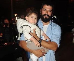 Karizmatik oyuncu Burak Özçivit'in oğlu Karan Özçivit babasına benzetilmişti ama siz bir de dedesini görün... İşte Kuruluş Osman yıldızı Burak Özçivit'in babası Bülent Özçivit