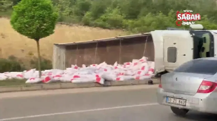Tokat'ta un yüklü TIR devrildi: Un çuvalları yola savruldu | Video