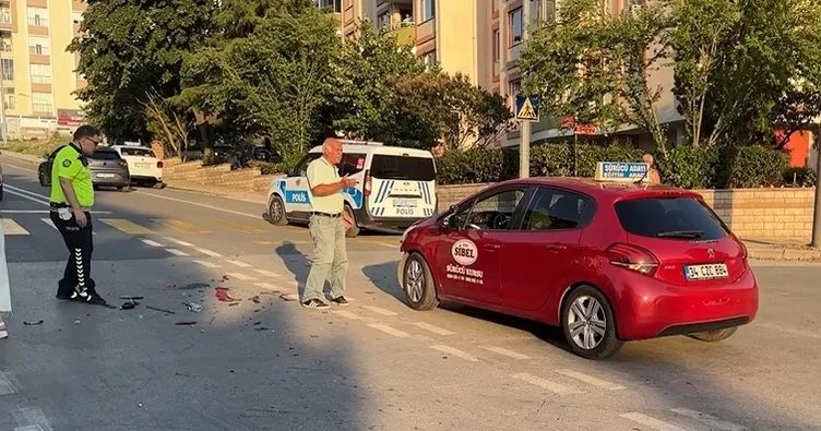 Otomobille çarpışıp savrulan motosiklet başka bir araca çarptı: 2 yaralı