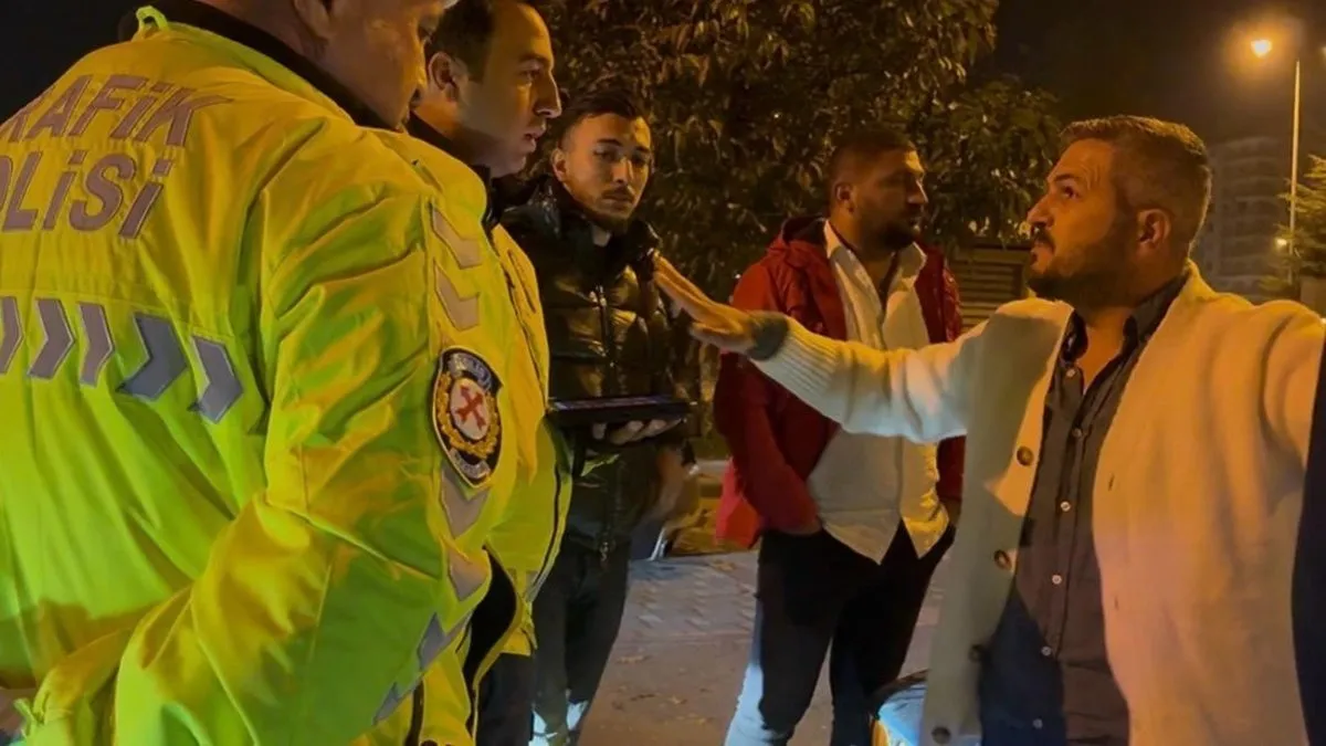 Kayseri’de alkollü sürücüden polise inanılmaz teklif: Ne sigortası var ne muayenesi! ‘Kemerden ceza yaz’ Kayseri’de alkollü sürücüden polise inanılmaz teklif: Ne sigortası var ne muayenesi! ‘Kemerden ceza yaz’