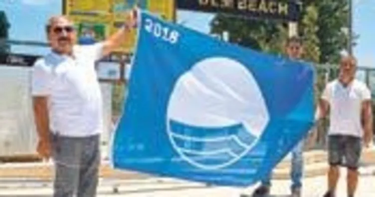 Plajda Mavi Bayrak sevinci