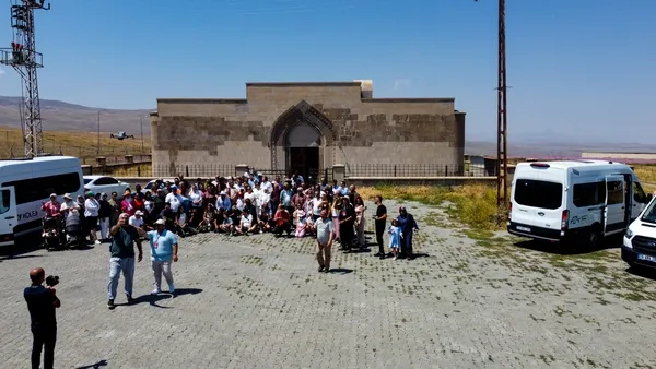 igdirdaki-tarihi-ejder-kervansarayi-turistlerin-ugrak-noktasi-oldu-1786552064694.jpg
