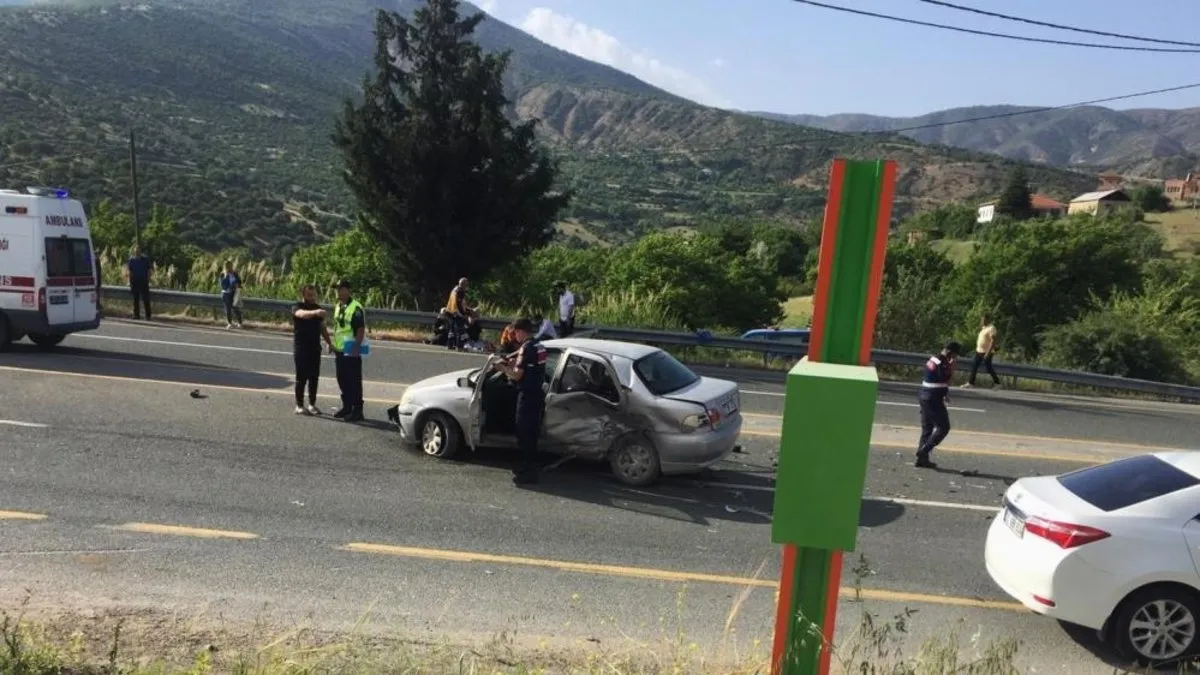 Elazığ'da korkunç kaza İki otomobil çarpıştı 1 ölü 1'i ağır
