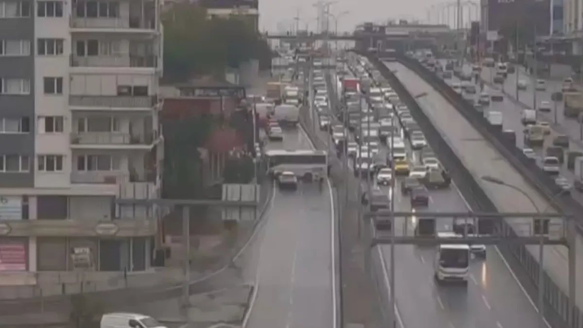 SON DAKİKA | Avcılar'da servis midibüsü kaza yaptı! haber görseli