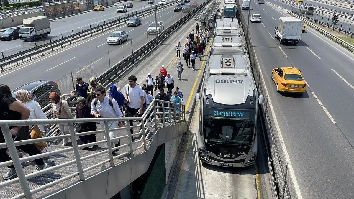 Metrobüslerin Fatih Sultan Mehmet Köprüsü'nden geçtiği bir görsel.