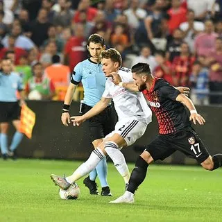 Beşiktaş Gazişehir'e konuk olduğu mücadelede sahadan 3-2 mağlup ayrıldı