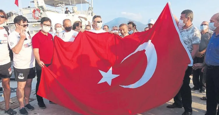 Mersin’den KKTC’ye yüzerek bayrak taşıdı