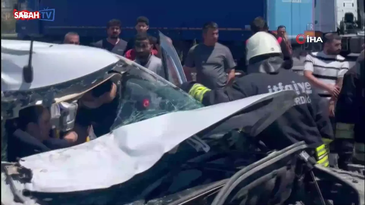 Tekirdağ’da feci kaza kamerada: İki tırın arasında kalan araçtan sağ olarak çıktı | Video videosunu izle Tekirdağ’da feci kaza kamerada: İki tırın arasında kalan araçtan sağ olarak çıktı | Video videosunu izle