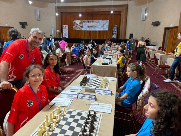 avrupa-satranc-turnuvasinda-turkiye-u12-kizlarda-sampiyon-oldu-1719589049690.jpg