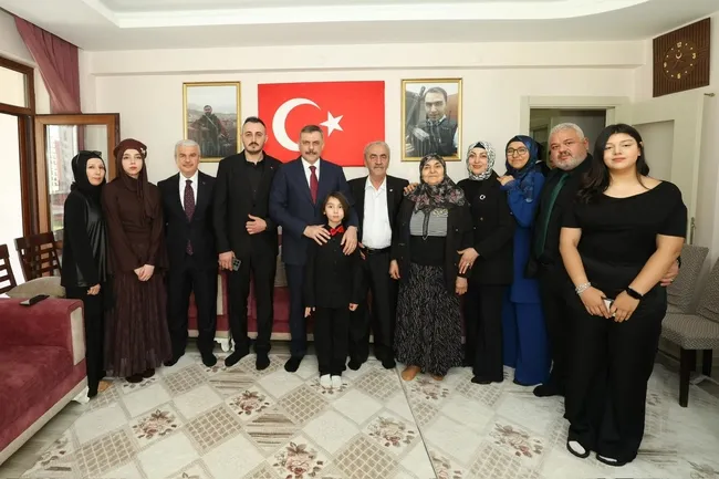 icisleri-bakani-ciftci-konyada-sehit-ali-tekenin-ailesini-ziyaret-etti-1779916160754.jpg