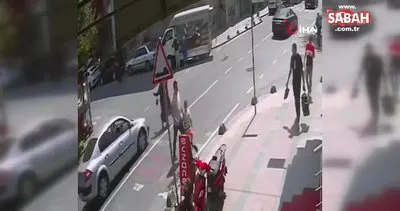 Yaya geçidinde otomobilin çarptığı kadın metrelerce savruldu... O anlar kamerada | Video