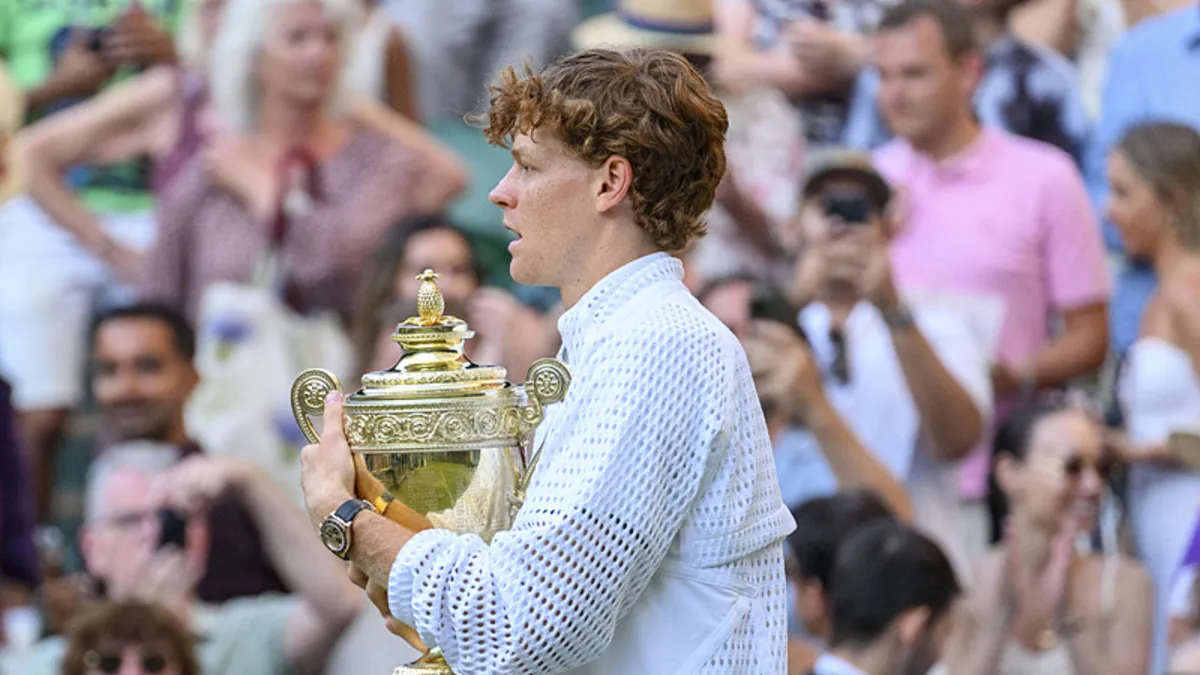 Jannik Sinner Wimbledon kupasını kaldırıyor