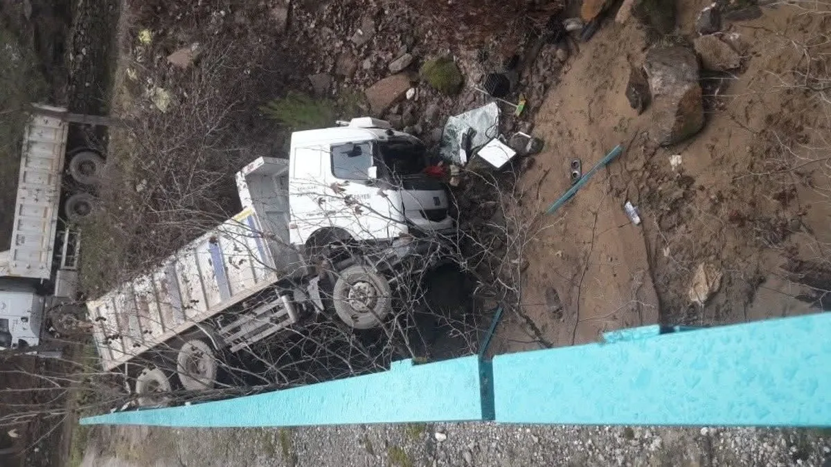 Manisa’da kamyon 'Gördes Çayına' uçtu: 2 yaralı