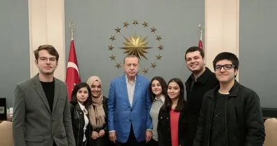 Erdoğan, çaya davet ettiği öğrencileri Külliye’de ağırladı
