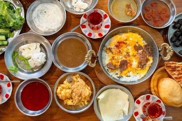 vanin-gastronomi-mirasi-lezzet-noktalarinda-tanitiliyor-kahvalti-otlu-peynir-inci-kefali-ve-daha-fazlasi-1784453889756.jpg