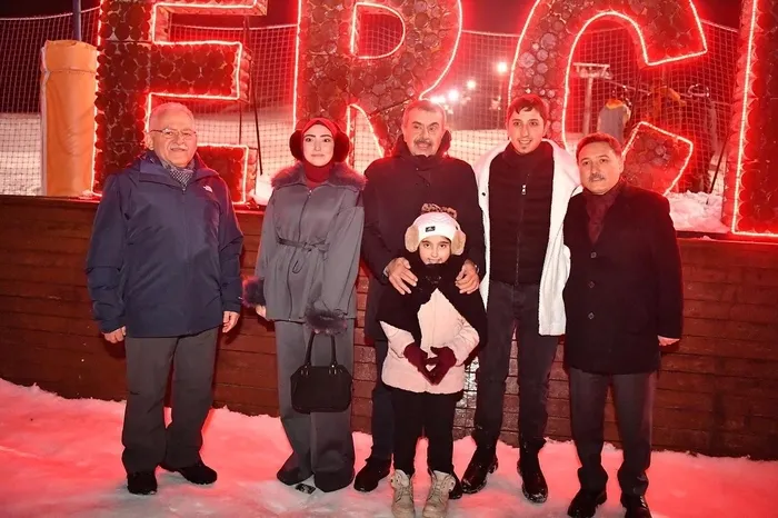 bakan-tekini-erciyeste-gece-kayagi-yapan-kayakseverlerle-bulustu-1769348668952.jpg