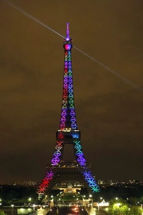 Eiffel Kulesi’nde ışık şovu