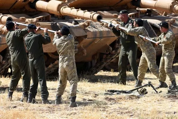 Silopi'de tanklara böyle bakım yaptılar