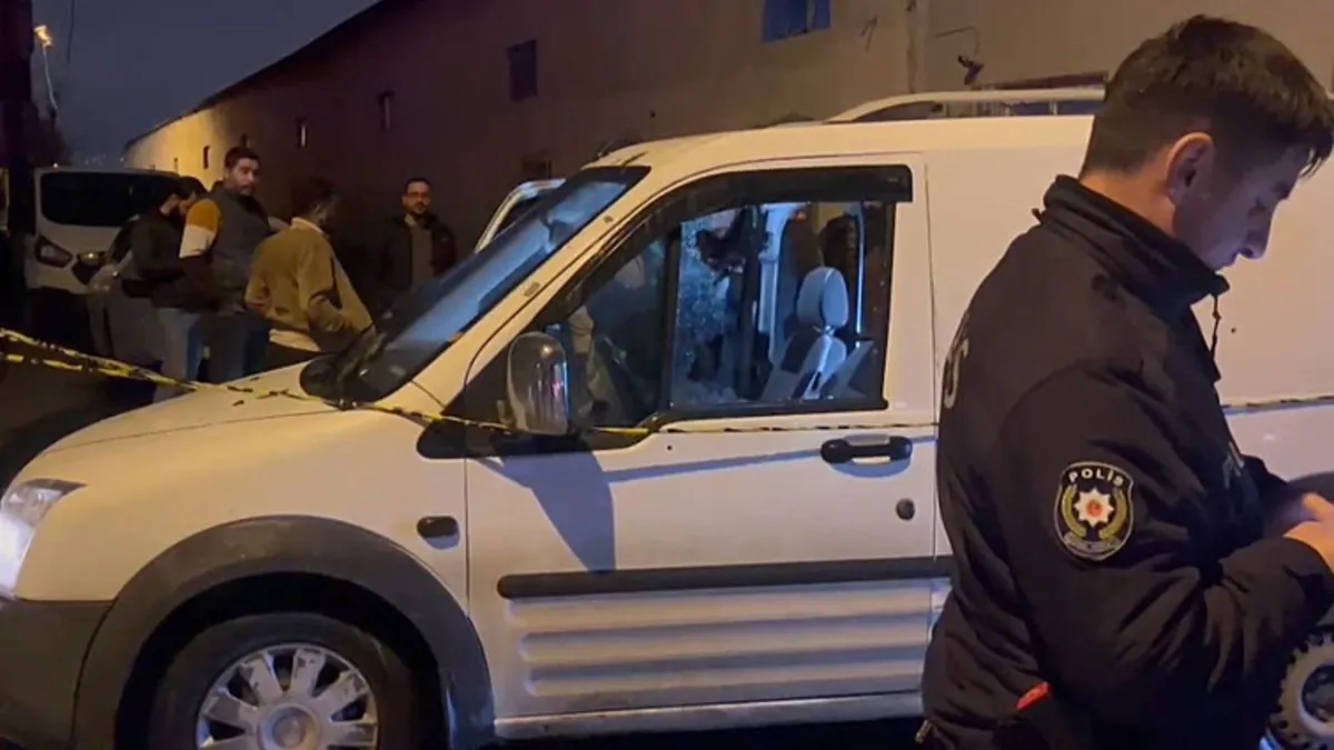 Trafikte silahlı saldırı dehşeti! Başından vuruldu Trafikte silahlı saldırı dehşeti! Başından vuruldu