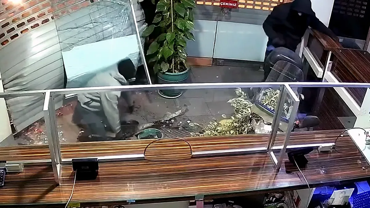 Film sahnelerini aratmayan soygun! Döviz bürosunun kepengini araçla kırıp soygun yaptılar Film sahnelerini aratmayan soygun! Döviz bürosunun kepengini araçla kırıp soygun yaptılar