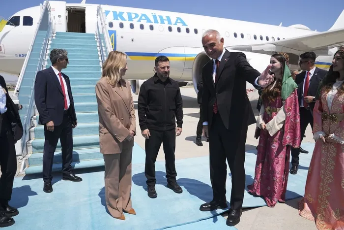 bakan-ersoyun-diplomasi-trafigi-suruyor-zelenskiyi-esenbogada-karsiladi-1783417540928.jpeg