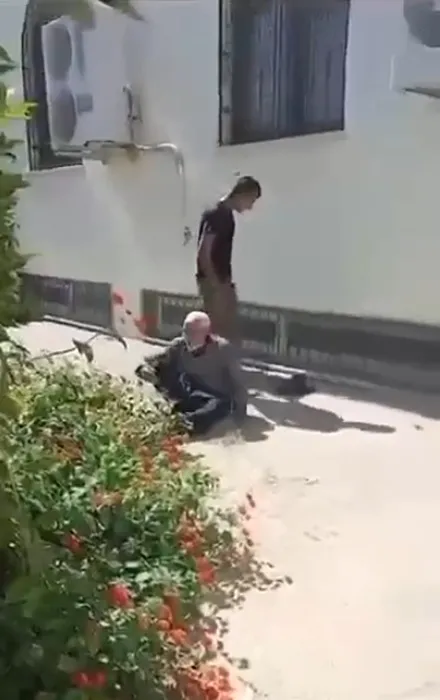 75 yaşındaki adamı acımasızca darp etti, o anlar kameraya yansıdı: VİCDANSIZ!