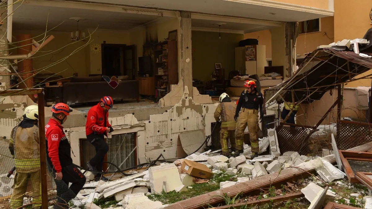 Ataşehir’de doğalgaz patlaması! Patlamanın olduğu daire savaş alanına döndü Ataşehir’de doğalgaz patlaması! Patlamanın olduğu daire savaş alanına döndü