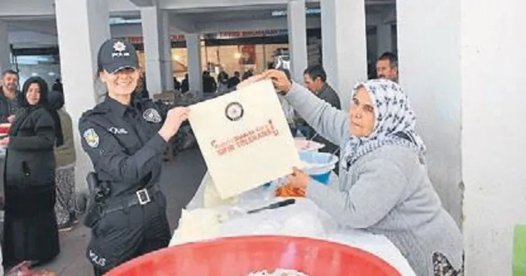 Polisler, bez çanta dağıttı