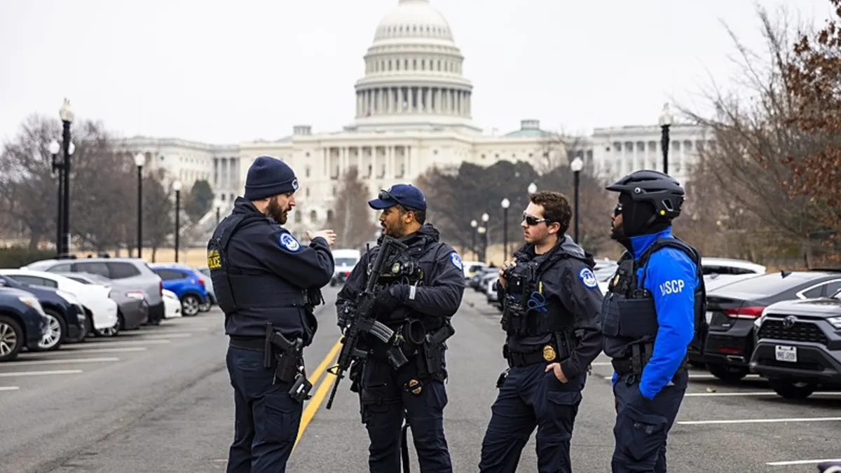 Pompalı tüfekle Kongre Binası’na koşan şüpheli yakalandı Pompalı tüfekle Kongre Binası’na koşan şüpheli yakalandı