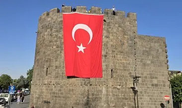 Cumhurbaşkanı çağrı yaptı! Surlar Türk Bayrağı ile donatıldı #diyarbakir