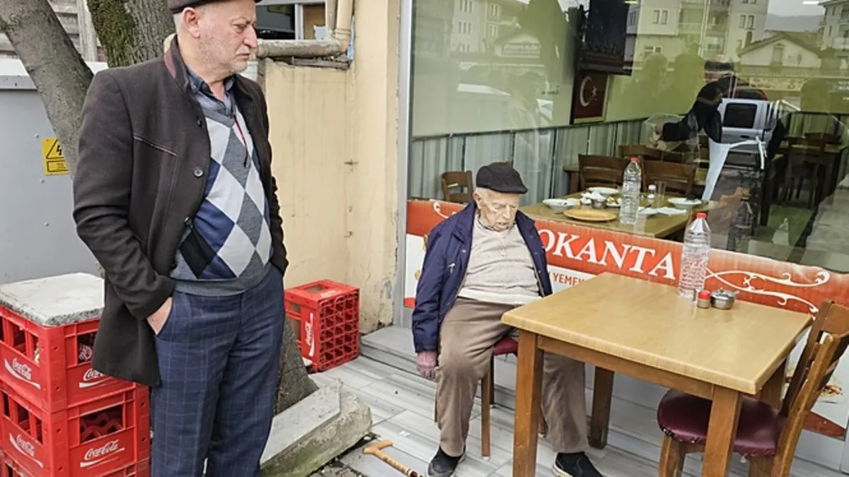Yaşlı adam yemek yerken kalp krizi geçirdi!