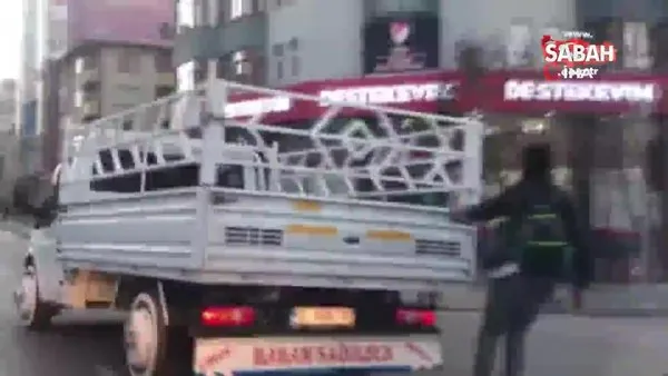 Erzurum'da kamyonun arkasına tutunarak tehlikeye aldırış etmeden dans eden patenci genç kamerada | Video