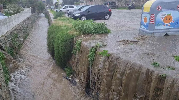 Bodrum’da sağanak yağış etkili oldu