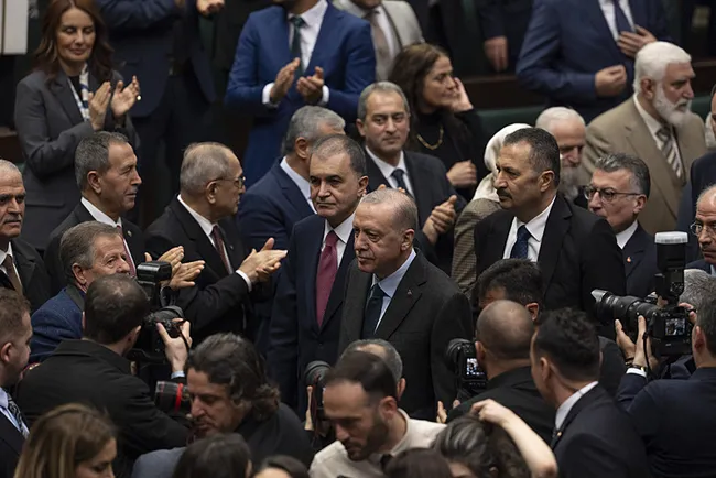 son-dakika-baskan-erdogandan-ozgur-ozele-siir-tepkisi-asil-cahilin-kendisi-oldugu-ortaya-cikti-1739957900851.jpeg