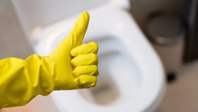 Tuvaletler ilk günkü gibi ışıldayacak! Çamaşır suyundan daha etkili doğal yöntem: Sarı lekeleri söküp atıyor...