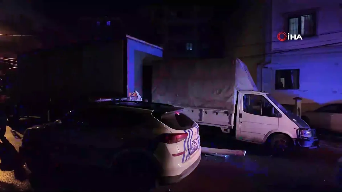 Sultanbeyli’de alkollü sürücü dehşet saçtı: 4 yaralı videosunu izle Sultanbeyli’de alkollü sürücü dehşet saçtı: 4 yaralı videosunu izle