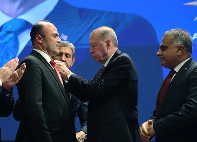 son-dakika-baskan-erdogan-ak-partiye-katilan-4-belediye-baskanina-rozet-takti-1769435564711.jpeg (800×578)
