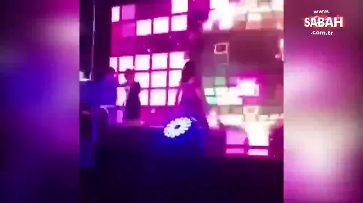 Deniz Seki, konserinde sahneden düştü!