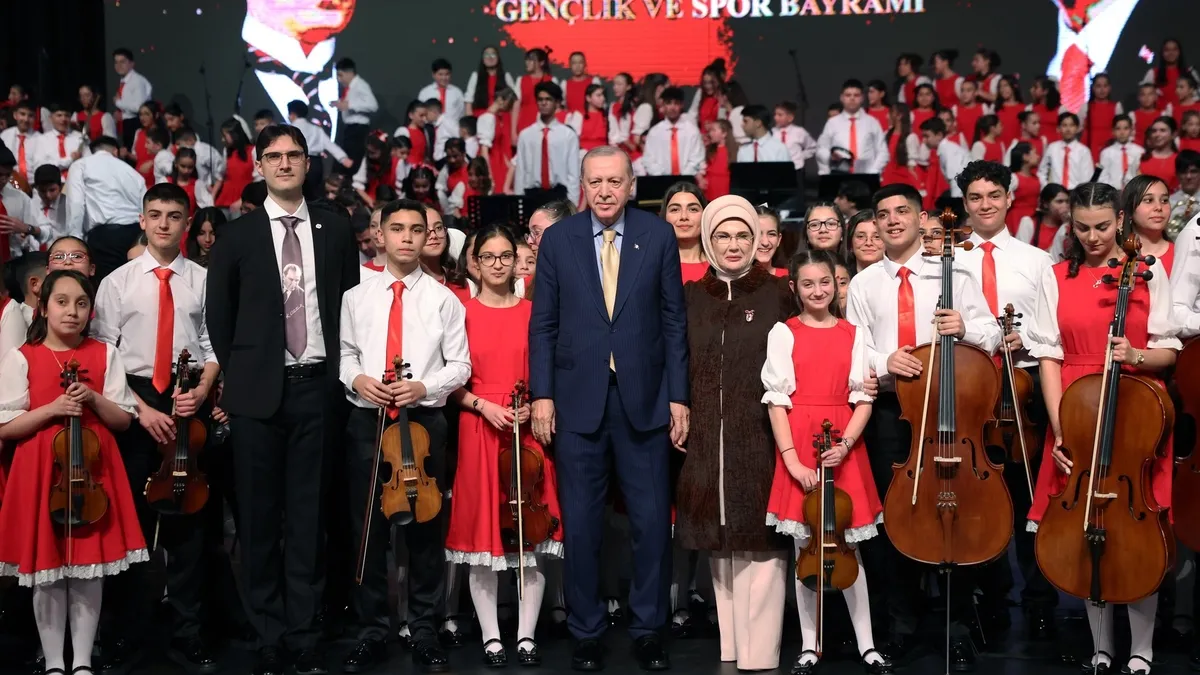 Başkan Erdoğan ve eşi Emine Erdoğan çocuk korosunu dinledi Başkan Erdoğan ve eşi Emine Erdoğan çocuk korosunu dinledi