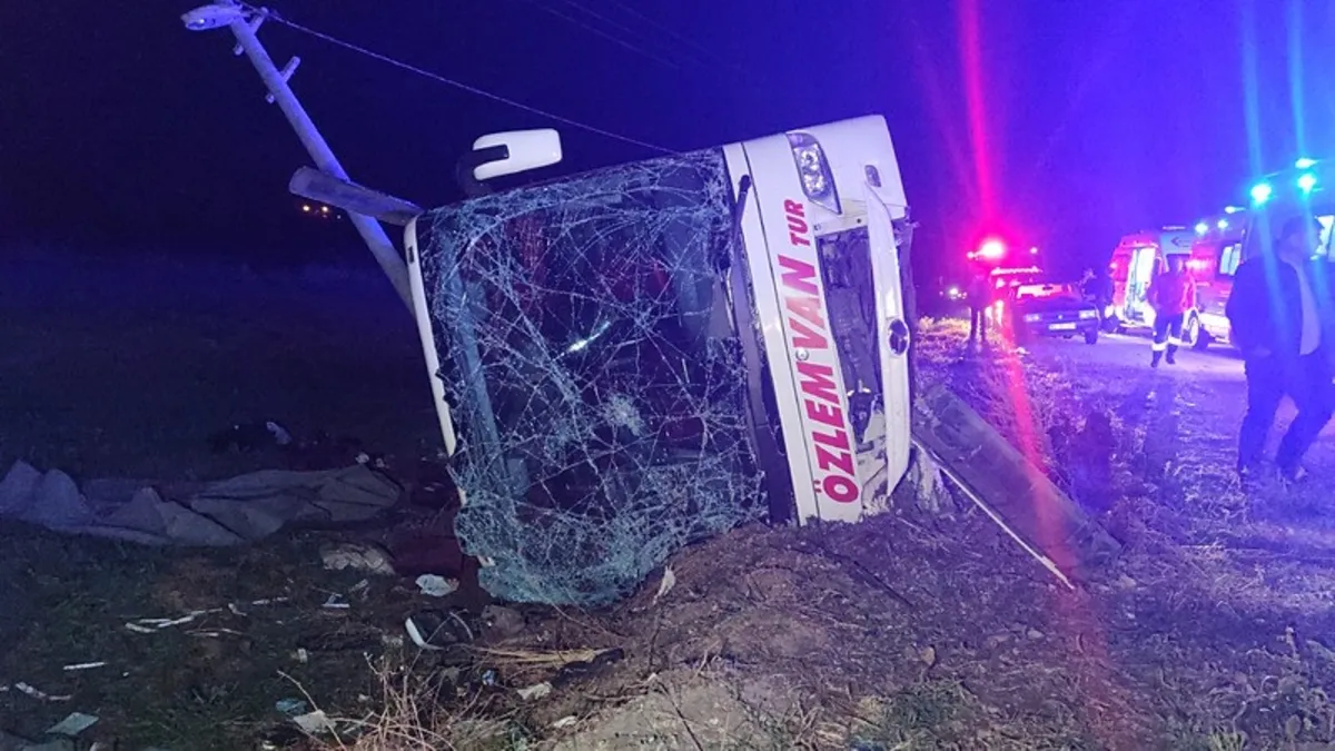 Van'da yolcu otobüsü devrildi: 28 yaralı